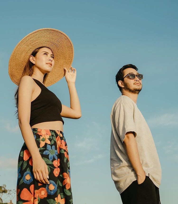11 Potret Mesra Syahnaz dan Jeje di Pantai Bali, Bak Prewedding