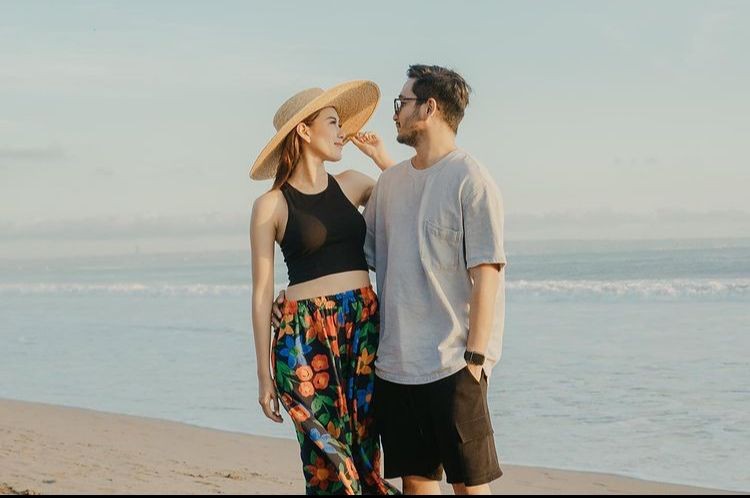 11 Potret Mesra Syahnaz dan Jeje di Pantai Bali, Bak Prewedding