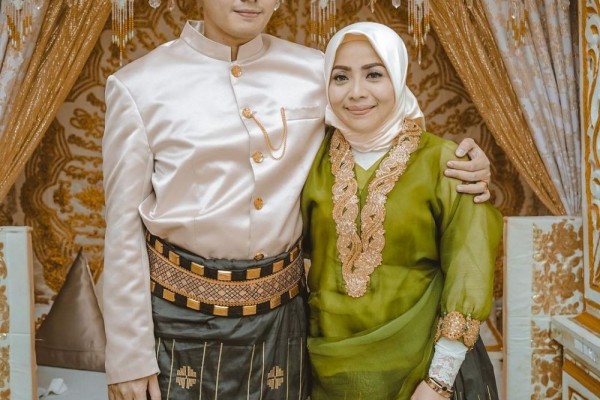 Selalu Glamor, 10 Ide Kebaya dan Busana Tradisional ala Muzdalifah