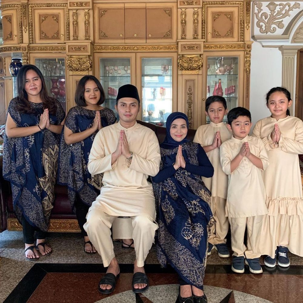 Selalu Glamor, 10 Ide Kebaya dan Busana Tradisional ala Muzdalifah