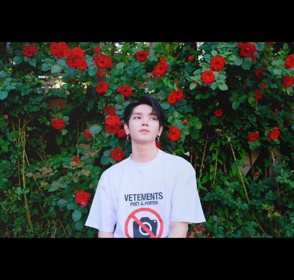 10 Potret NCT Taeyong dengan Bunga Mawar, Bakal Ada Apa Nih?   