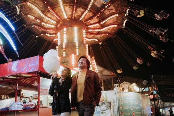 10 Gaya Prewed Joshua Suherman dan Clairine Clay Bertema Taman Hiburan