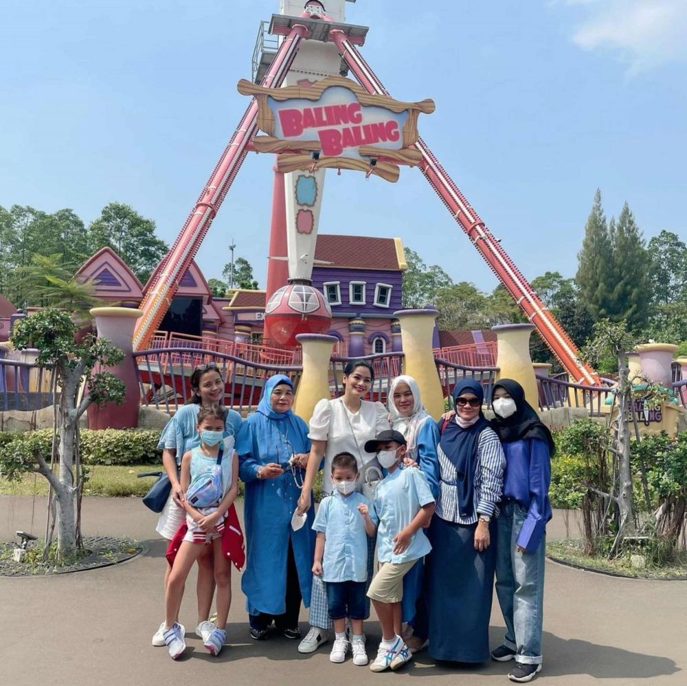 Family Goals, 10 Momen Keluarga Titi Kamal Liburan ke Dufan