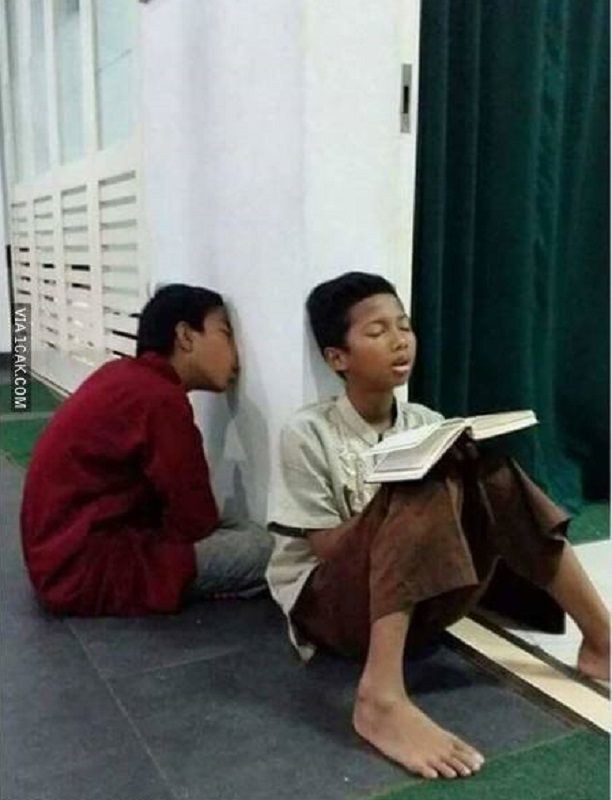 10 Potret Lucu Bocah Ketiduran, Pilihan Tempatnya Gak Nanggung Nih