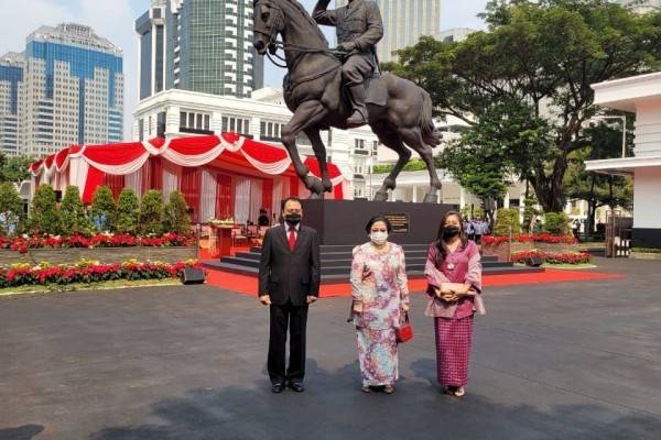 Prabowo Dan Megawati Resmikan Patung Bung Karno Berkuda