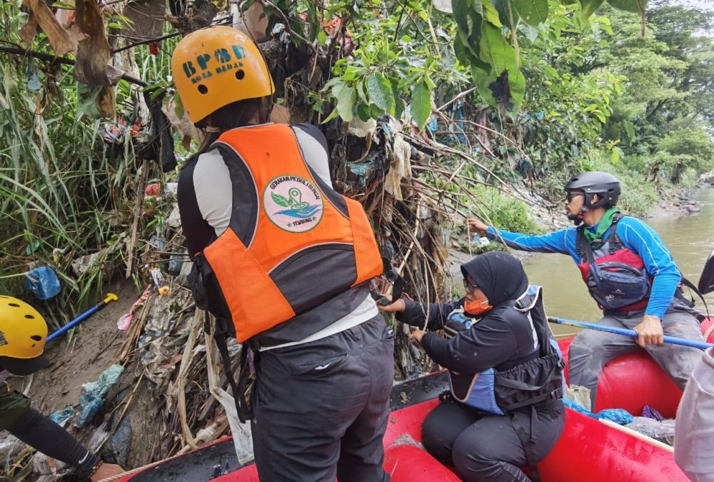 Cegah Sampai ke Selat Malaka, FAJI Medan Kutip Sampah Sungai Deli
