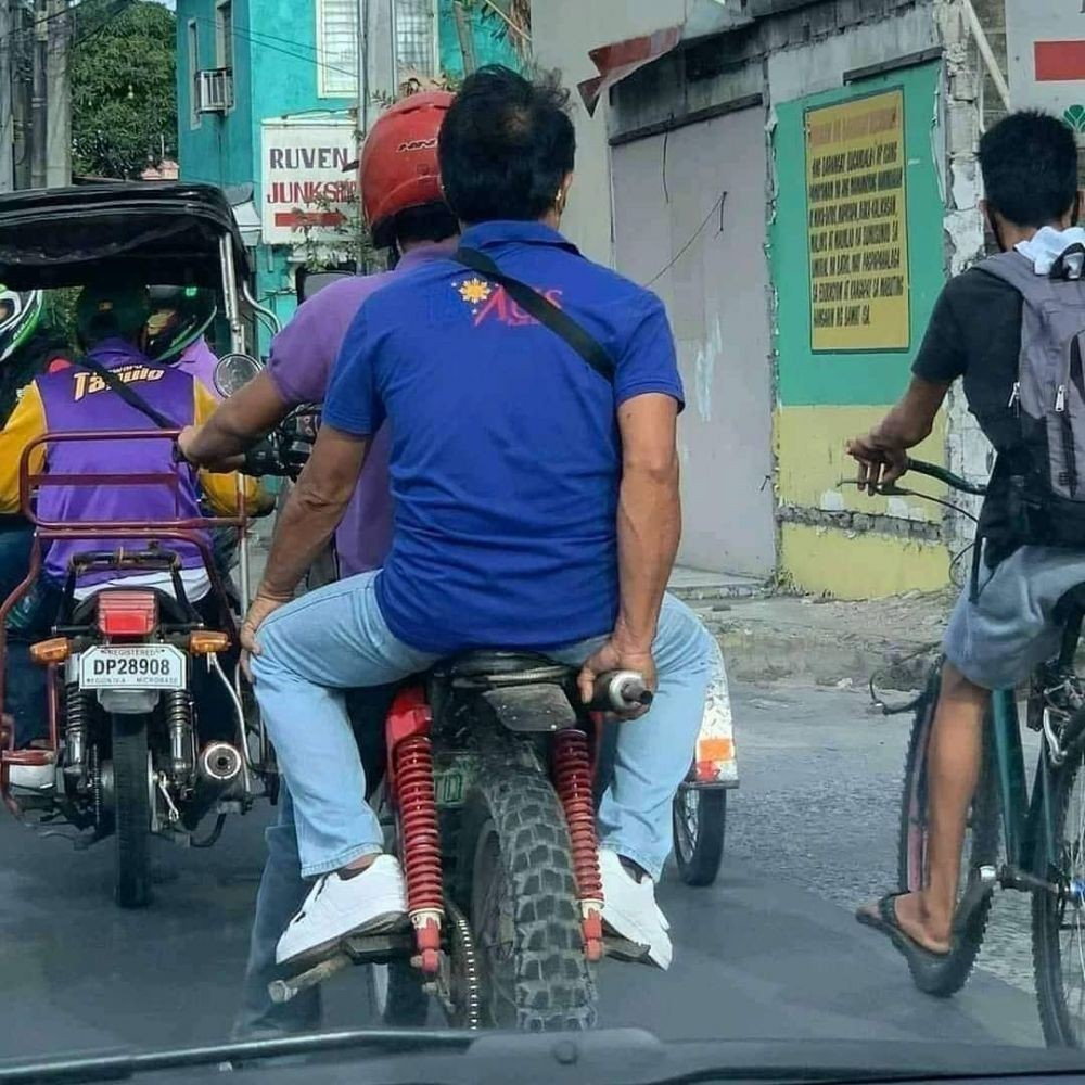 10 Momen Gak Nyadar Difoto dari Belakang, Bikin Nahan Ngakak!