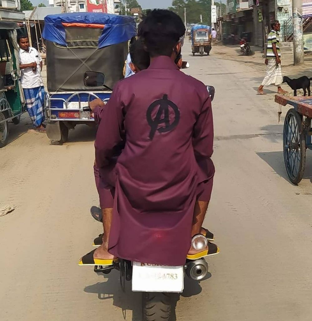 10 Momen Gak Nyadar Difoto dari Belakang, Bikin Nahan Ngakak!