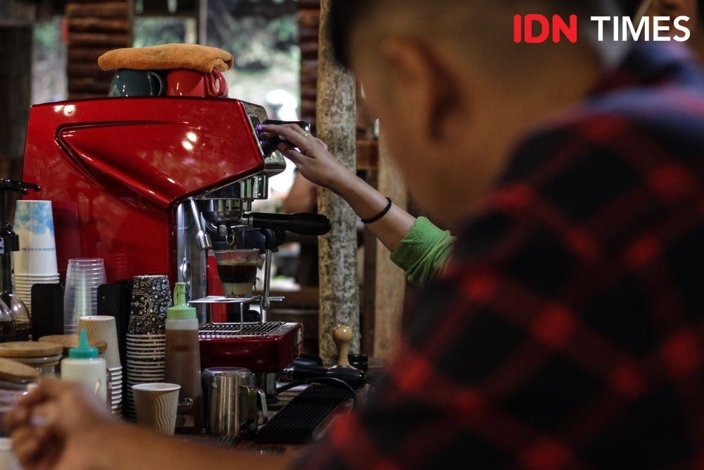 El Sierra, Menyeruput Kopi Karo Memandang Air Terjun Sikulikap