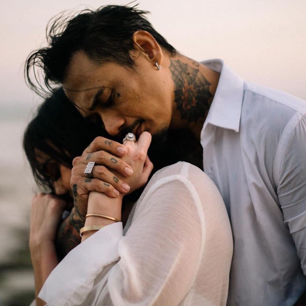 10 Potret Momen Kesetiaan Jerinx dan Sang Istri Nora Alexandra