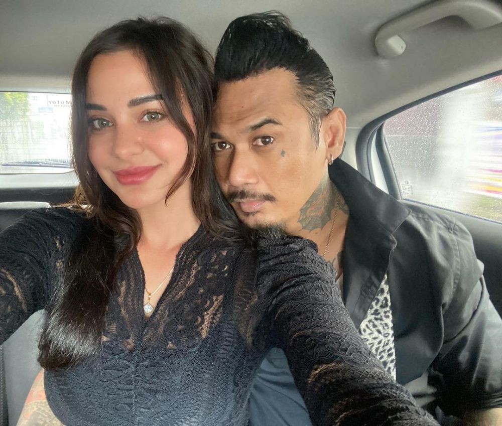 10 Potret Momen Kesetiaan Jerinx dan Sang Istri Nora Alexandra