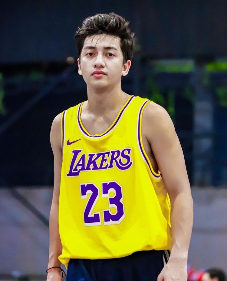 10 Potret Berotot Harris Vriza ketika Bermain Basket di Lapangan