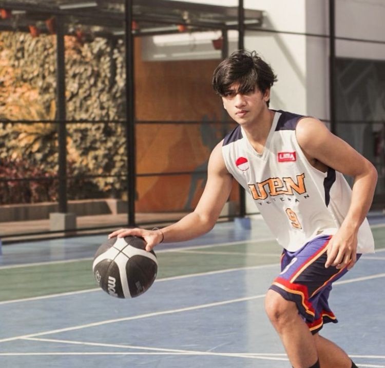 10 Potret Berotot Harris Vriza ketika Bermain Basket di Lapangan