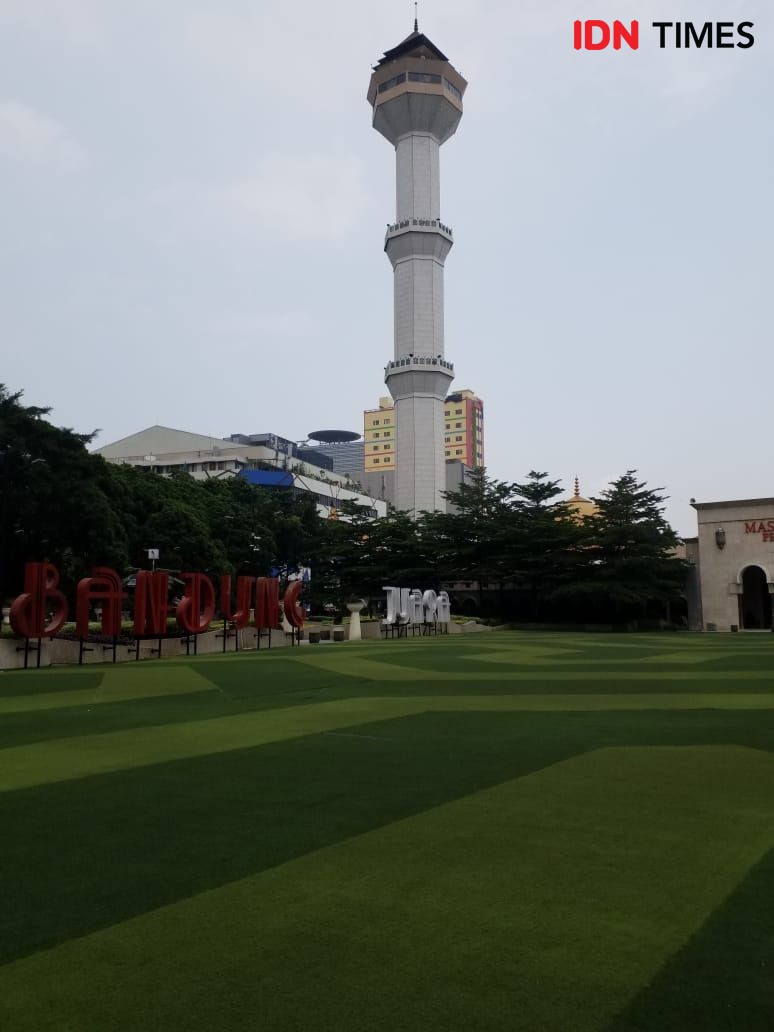 Pengunjung Masjid Raya Bandung Kini Bisa Nikmati Air Minum Gratis