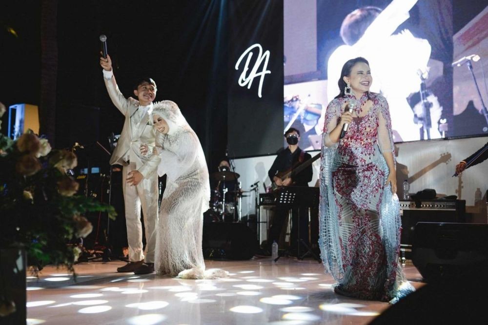 Pandemik, 10 Potret Diva Rossa yang Banting Setir Jadi Wedding Singer
