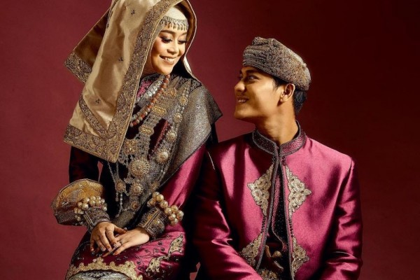 9 Inspirasi Prewed Lesty Kejora-Rizky Billar, Baju Adat nan Anggun