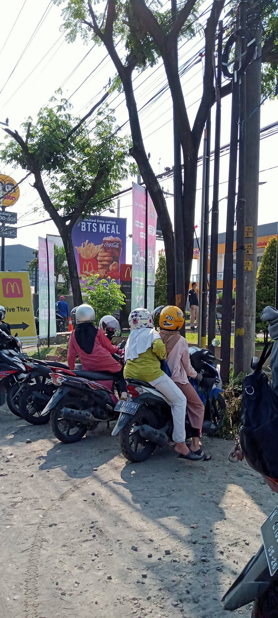 10 Potret Kerumunan Antrean Demi Menu BTS Meal di McDonald's Semarang