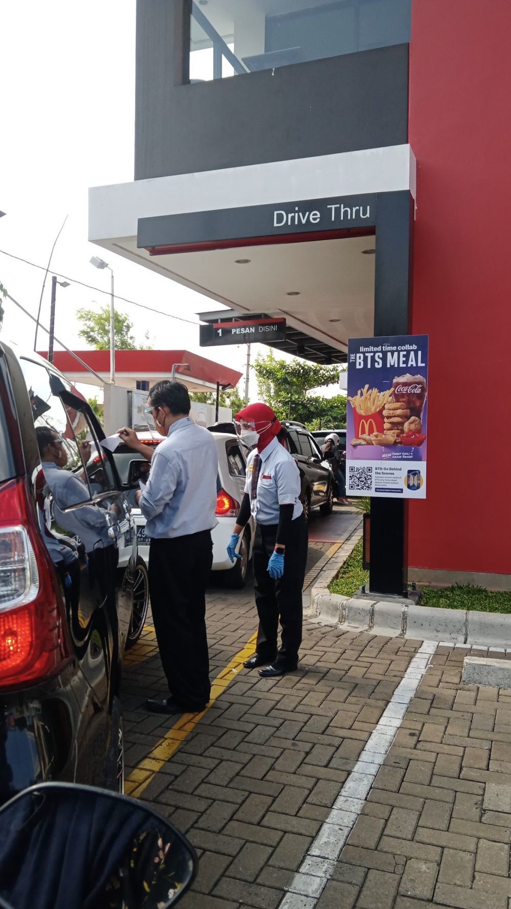 10 Potret Kerumunan Antrean Demi Menu BTS Meal di McDonald's Semarang