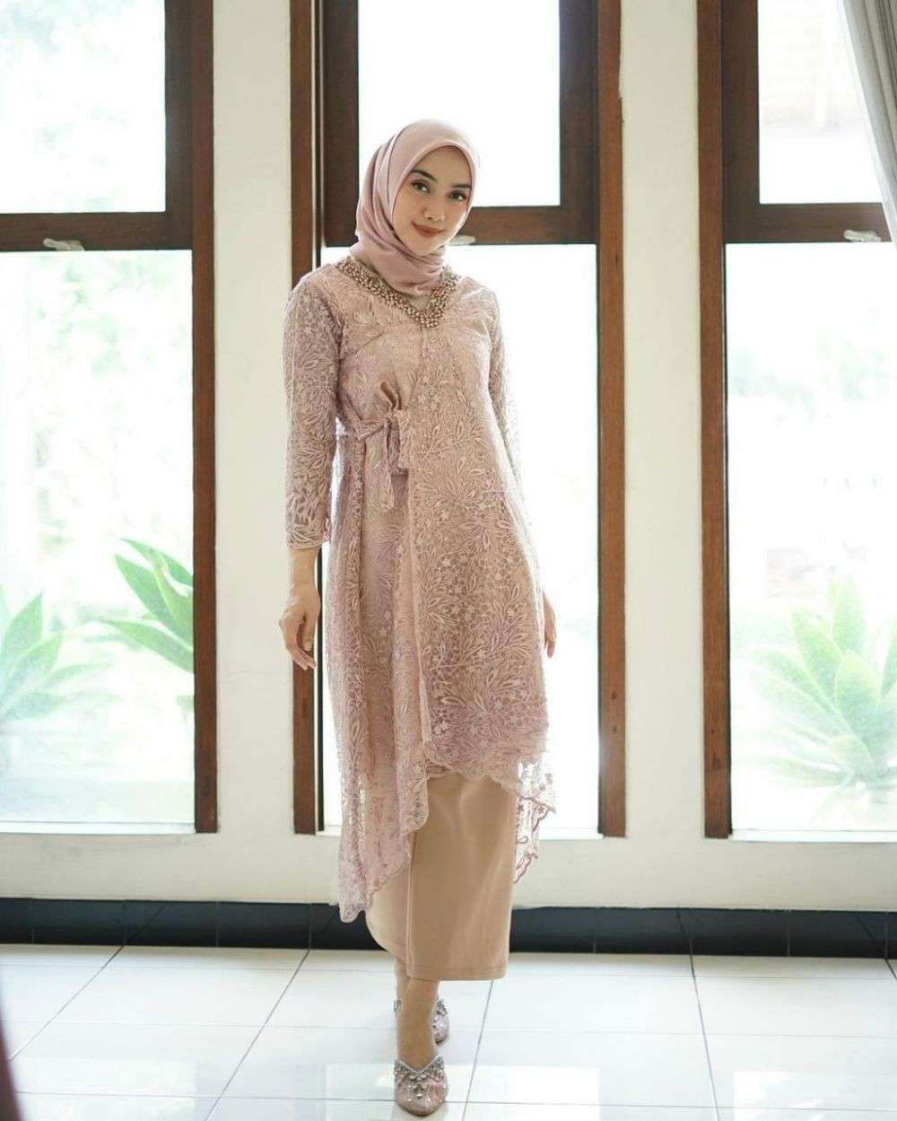 9 Style Kondangan Tiqasya, Berkelas Pakai Dress Dan Kebaya