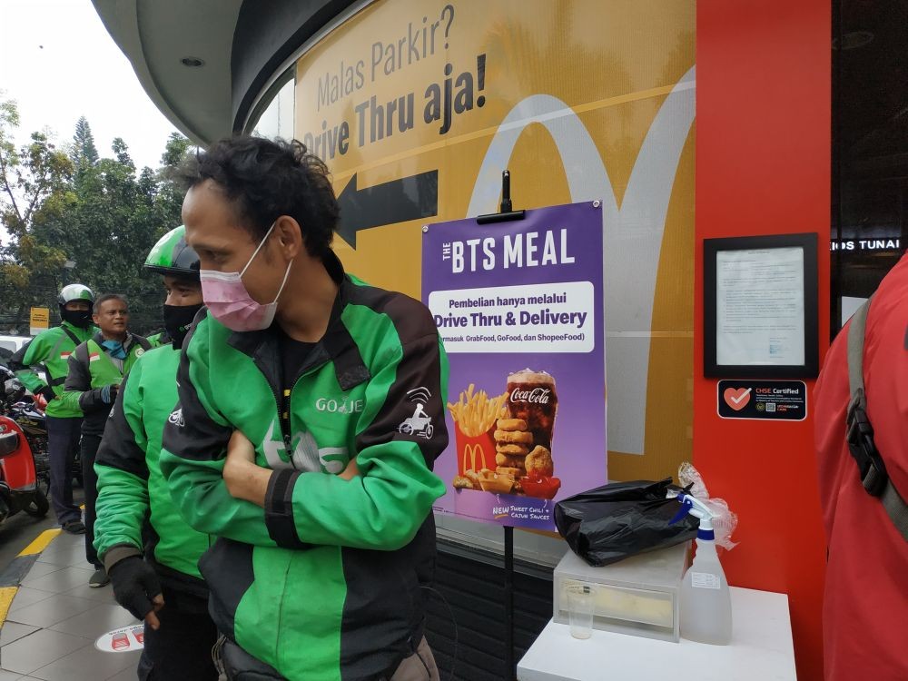Viral Produk BTS Meal, Antrean Ojol Mengular di Gerai McD Bandung 