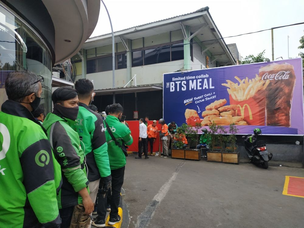 Heboh Kerumunan BTS Meal, Dua Gerai McD di Bandung Disegel Satpol PP 