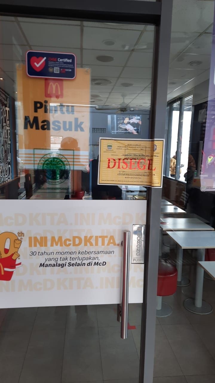 Heboh Kerumunan BTS Meal, Dua Gerai McD di Bandung Disegel Satpol PP 