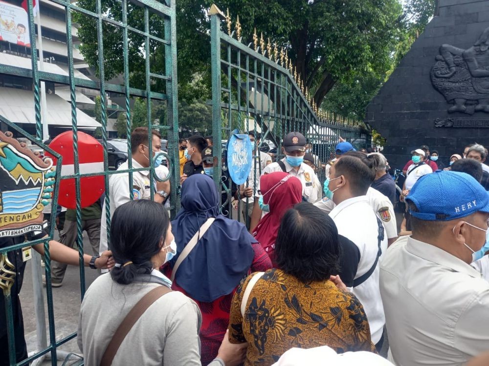 Vaksin Habis! Masyarakat Ditolak Mau Vaksinasi di Unnes Semarang