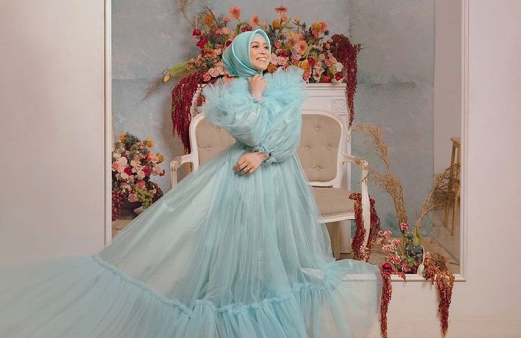 Pakai Baju Formal, 10 Potret Prewedding Mesra Lesty dan Rizky Billar