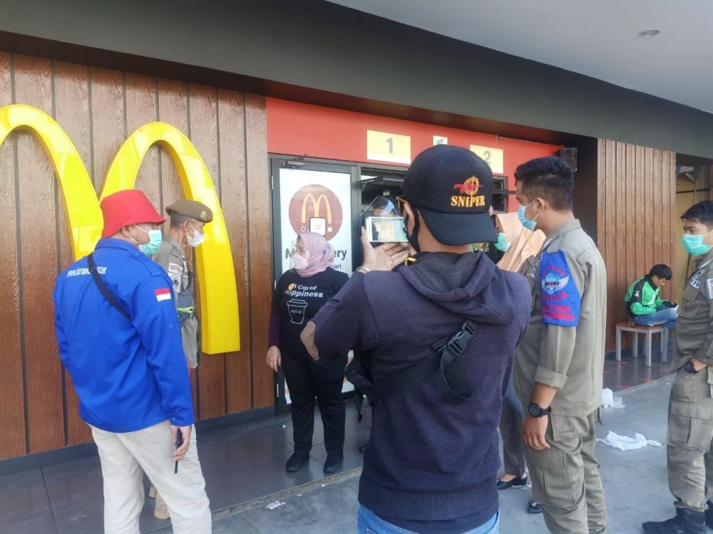 Satgas Raika Makassar Sita Ribuan Aset Tempat Usaha Pelanggar PPKM