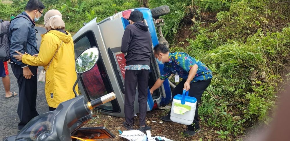 Ambulans Pengangkut Vaksin AstraZeneca di Blitar Terguling