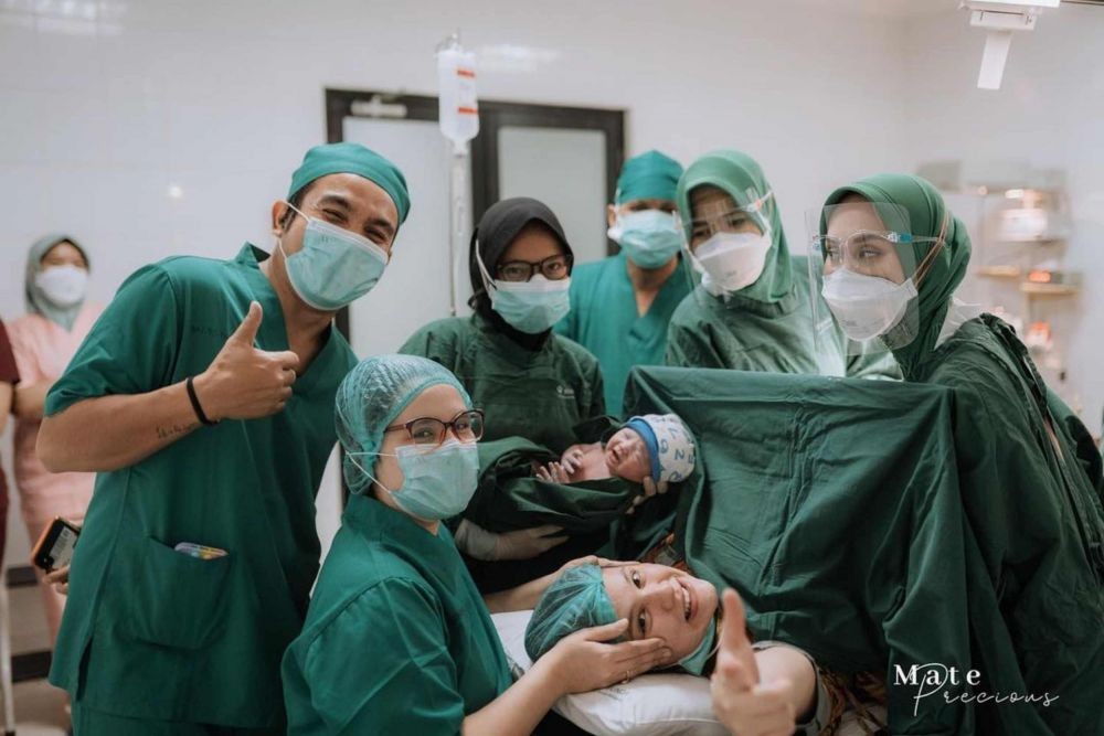 10 Momen Haru Proses Persalinan Istri Ricky Komo, Resmi Jadi Orang Tua