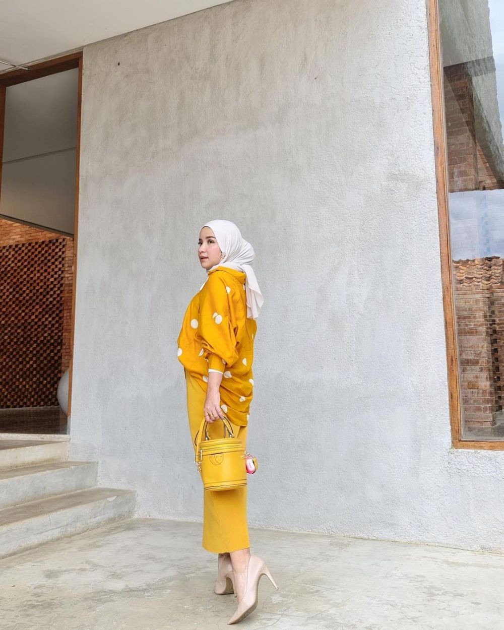 9 Inspirasi OOTD dengan Bawahan Warna Kuning