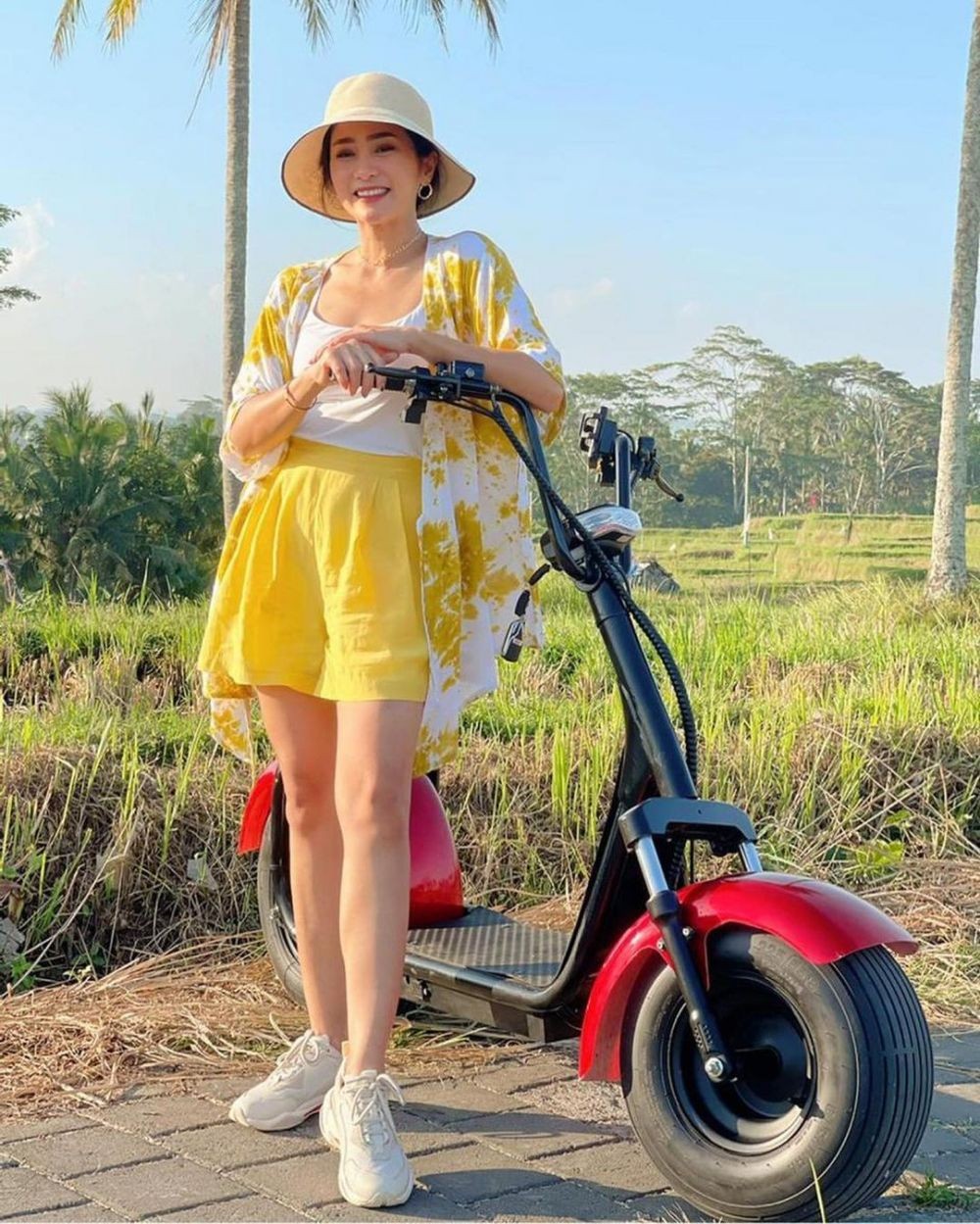 9 Inspirasi OOTD dengan Bawahan Warna Kuning