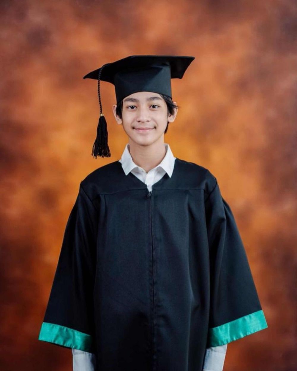 10 Potret Kenzy Taulany Beranjak Remaja ketika Lulus Sekolah Dasar