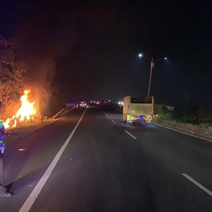 Avanza Terbakar di Tol Padaleunyi, Diduga Mobil Pelaku Tabrak Lari