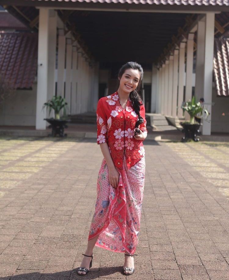 Maudy Ayunda dan 9 Artis yang Memukau dengan Kebaya Merah