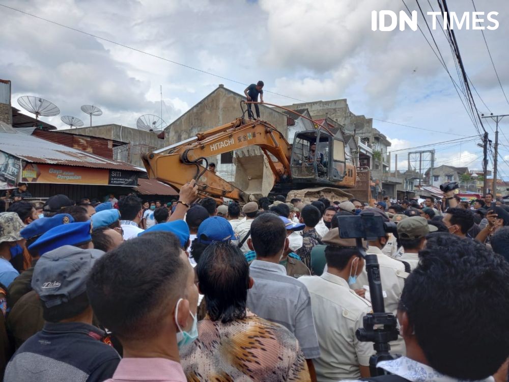 Eksekusi Lahan di Sibolga, Petugas Satpol PP dan Damkar Dilempari Batu