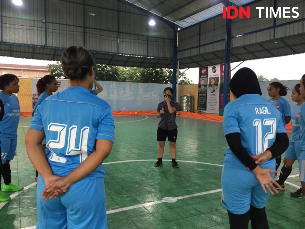 3 Tips Melatih Perempuan Bermain Futsal ala Caroline Kurnia