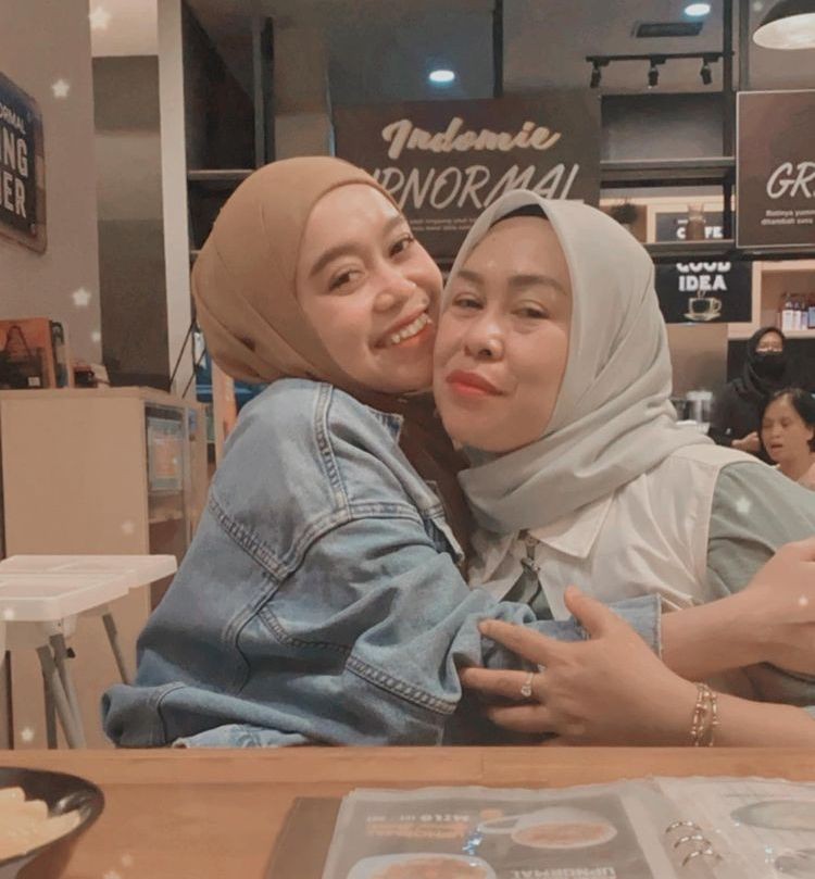 10 Kedekatan Lesti Kejora dengan Sang Mama, Putri Satu-satunya