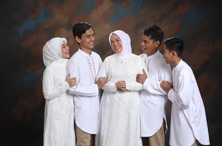 10 Kedekatan Lesti Kejora dengan Sang Mama, Putri Satu-satunya