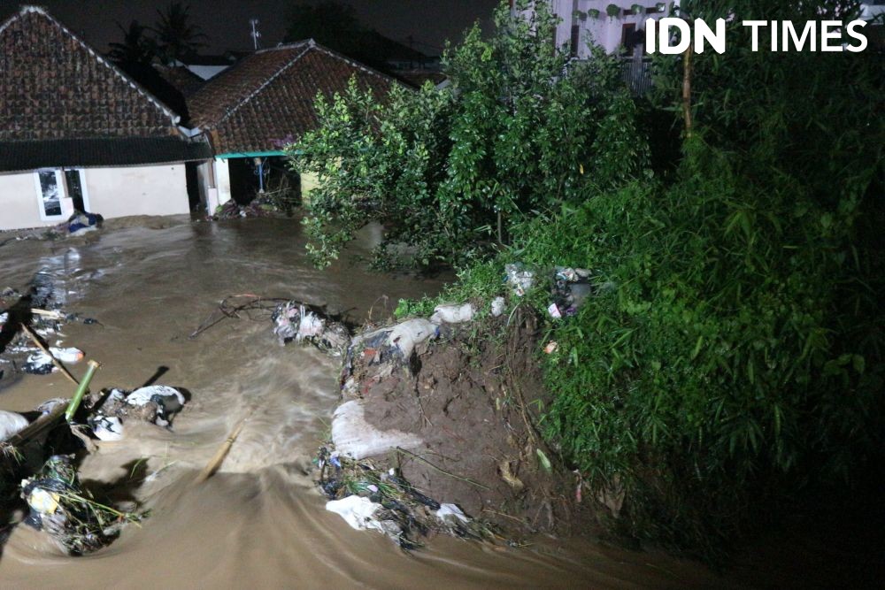 Tanggul Sungai Cikeruh Jebol, 2 Kampung di Rancaekek Terendam Banjir