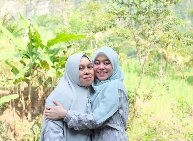 10 Kedekatan Lesti Kejora dengan Sang Mama, Putri Satu-satunya