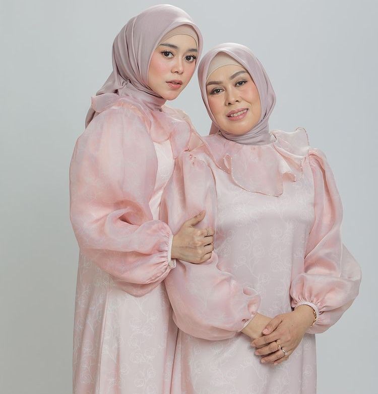 10 Kedekatan Lesti Kejora dengan Sang Mama, Putri Satu-satunya