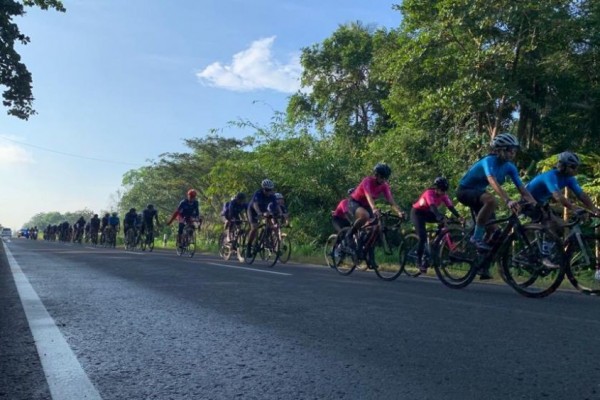 Ratusan Pesepeda Gowes Susuri Pantai Selatan Kebumen