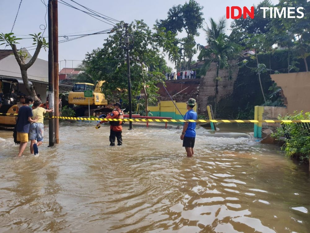 Longsor Tutup Aliran Kali, 30 Rumah di Tangsel Kebanjiran
