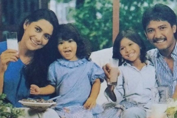 10 Potret Jadul Keluarga Artis, Kenangan Manis Gak Terlupakan
