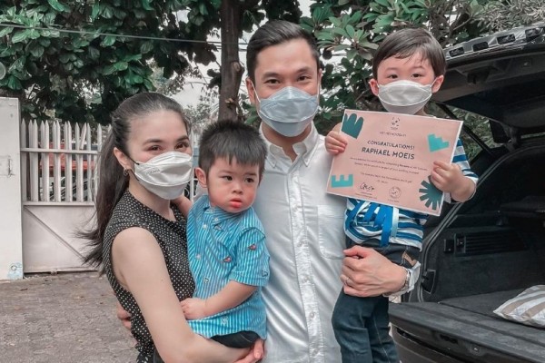 10 Potret Wisuda Preschool Raphael Moeis Anak Sandra Dewi, Hangat!