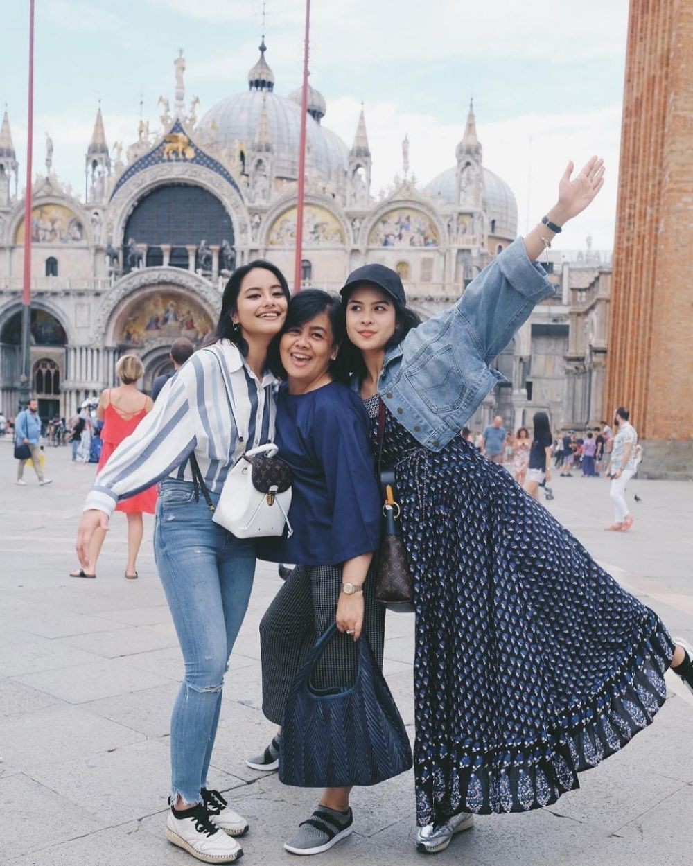 Mirip Bak Kakak Beradik, 9 Adu Style Maudy Ayunda Vs Mama