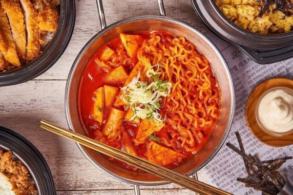 7 Rekomendasi Tempat Makan Tteokbokki Paling Enak di Jakarta, Kuy!