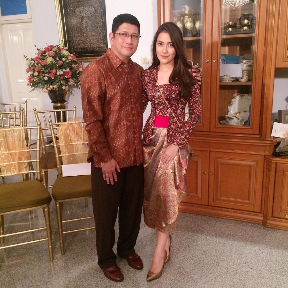 Kebaya hingga Gaun Brokat, 10 Ide Gaya Kondangan Andania Suri